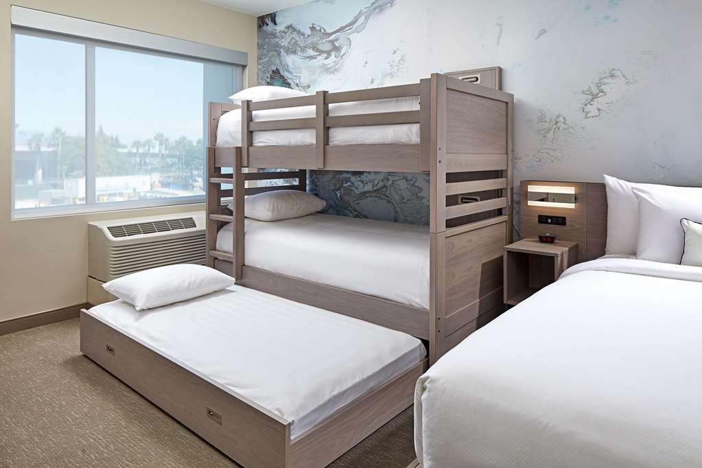 Cambria Hotel & Suites Anaheim Resort Area Стая снимка