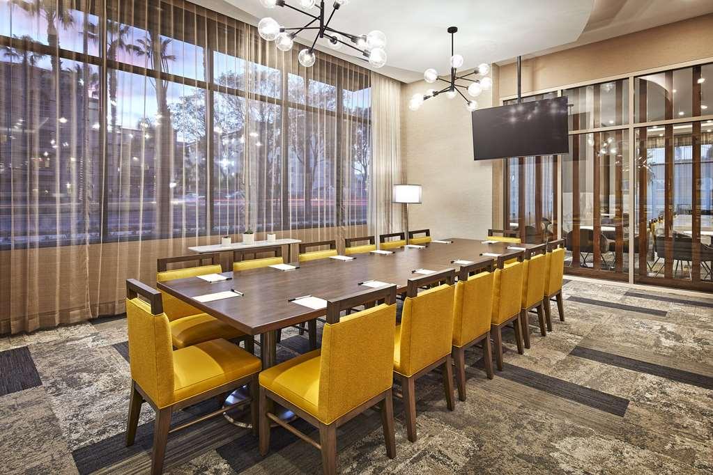 Cambria Hotel & Suites Anaheim Resort Area Съоръжения снимка